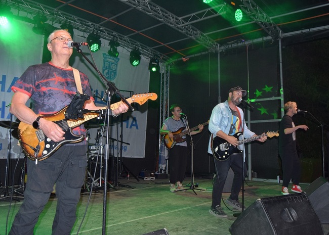 Стефан Вълдобрев и „Обичайните заподозрени“ събраха многобройна публика в центъра на Каварна