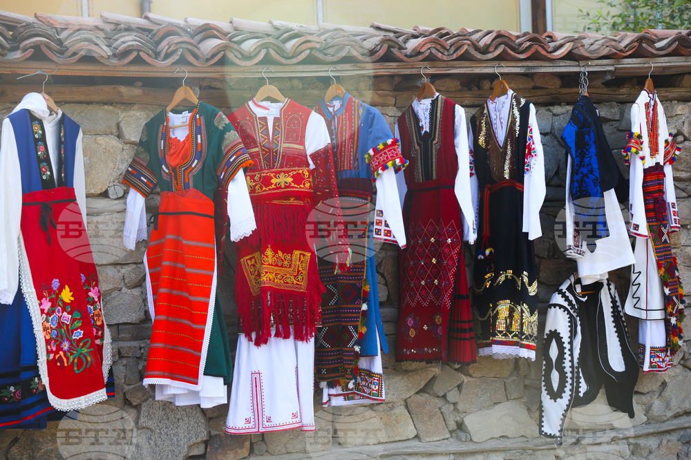 Децата от кръжока „Традиции в България“ в Българското училище в Хамбург се запознаха с носиите от различните етнографски области