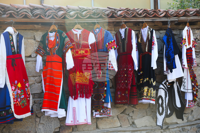 Децата от кръжока „Традиции в България“ в Българското училище в Хамбург се запознаха с носиите от различните етнографски области