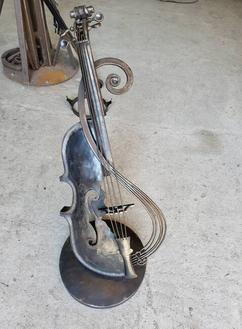 Цигулка, изкована от желязо в рамките на джаз фестивала в Банско, ще бъде продадена на благотворителен търг