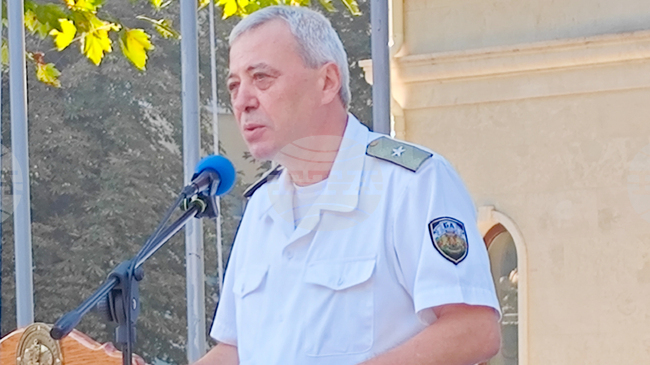 Не всички ветрове са попътни, но ВВМУ дава на младите хора оръжия да преодоляват предизвикателствата, каза флотилен адмирал Калин Калинов