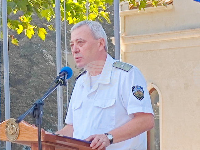 Не всички ветрове са попътни, но ВВМУ дава на младите хора оръжия да преодоляват предизвикателствата, каза флотилен адмирал Калин Калинов