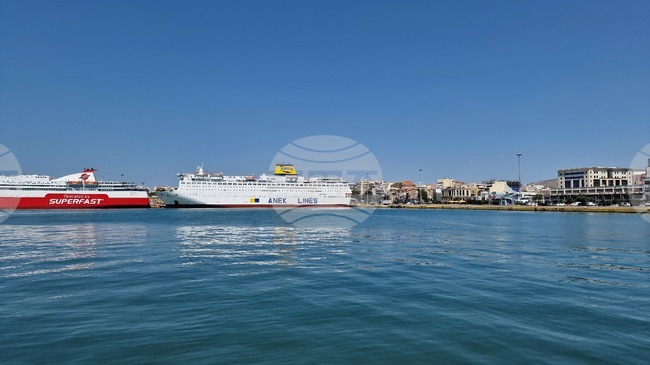 Гневни пътници попречиха на ферибот да отплава от гръцкото пристанище Пирея