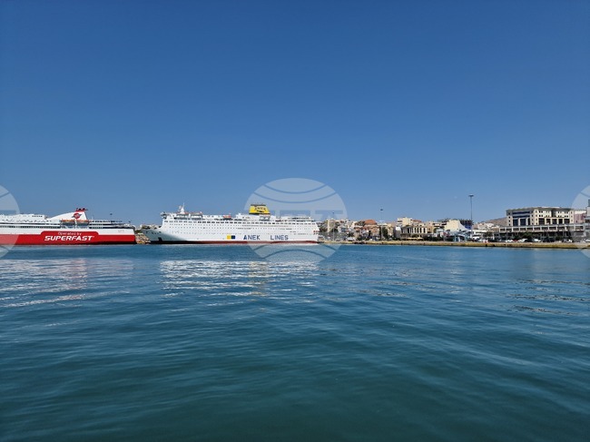 Гневни пътници попречиха на ферибот да отплава от гръцкото пристанище Пирея