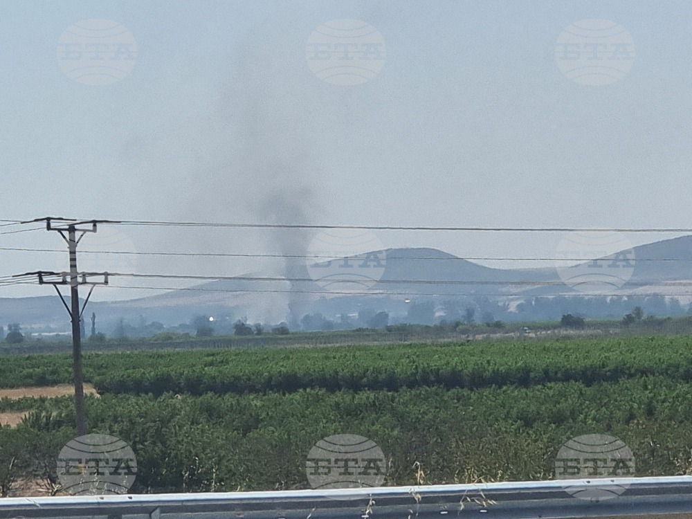 Два екипа на пожарната в Сливен гасят пожар в нерегламентирано сметище край село Самуилово