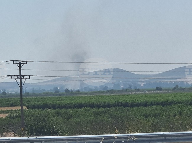 Два екипа на пожарната в Сливен гасят пожар в нерегламентирано сметище край село Самуилово