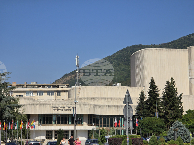Сатиричният театър представя спектакъла „Майка Кураж и нейните деца“ в Сливен