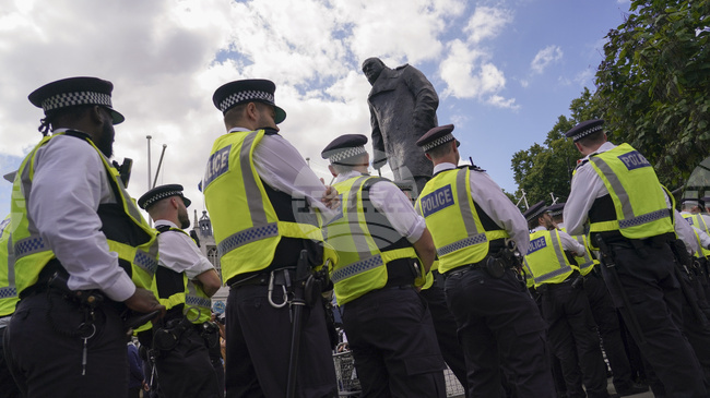 Британската полиция конфискува луксозни автомобили заради противообществени прояви при шофиране 