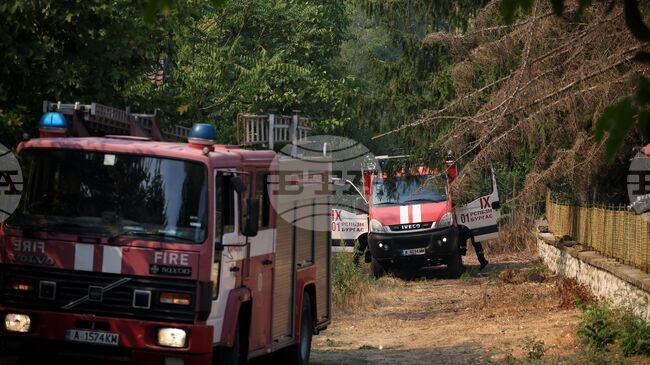 Продължава борбата с огъня в Сунгурларско, девет екипа и хеликоптер са на терен