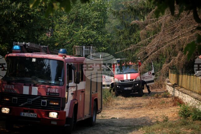 Продължава борбата с огъня в Сунгурларско, девет екипа и хеликоптер са на терен