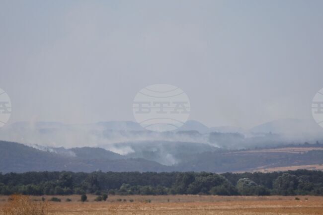 Борбата с пожарите продължава на няколко места в страната