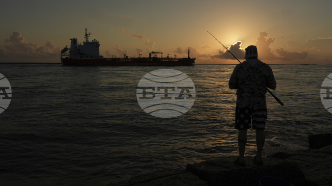 Петролът поевтинява в азиатската търговия въпреки намаляването на търговското напрежение между САЩ и Китай