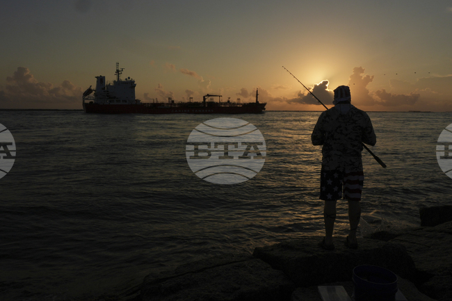 Петролът поевтинява в азиатската търговия въпреки намаляването на търговското напрежение между САЩ и Китай