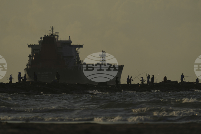 Петролът поскъпва след рязък спад на запасите в САЩ