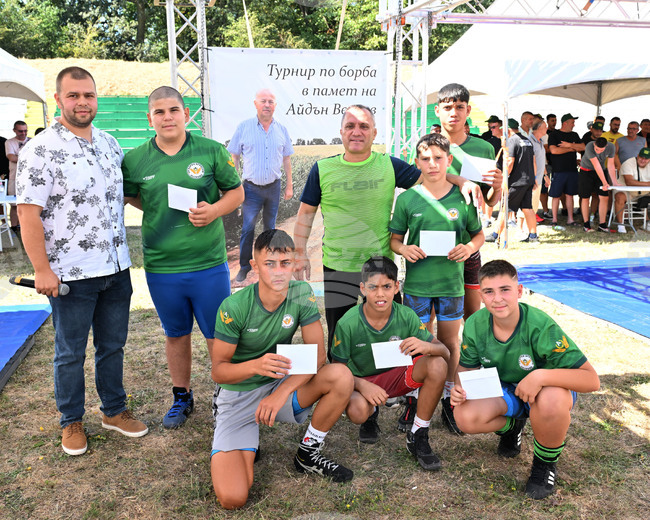 Състезатели от 25 спортни клуба от страната се надпреварваха в турнир по свободна борба в разградското село Острово