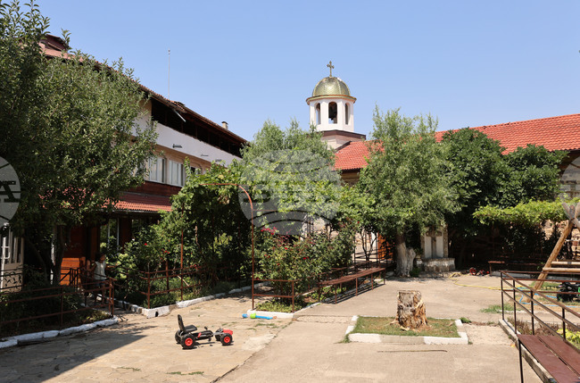 Почина отец Иван от Нови хан, който е създател на приют за деца в нужда, съобщи кметът на село Якимово Георги Георгиев