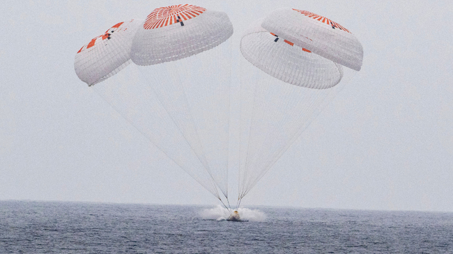 Екипаж астронавти се завърна на Земята с капсула на „СпейЕкс“ след 5 месеца престой на Международната космическа станция