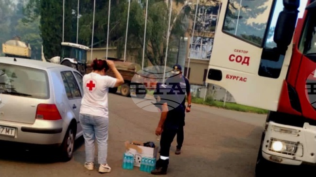 Доброволци на БЧК-Сунгурларе помагат при пожара край село Славянци