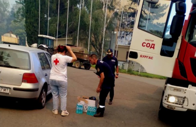 Доброволци на БЧК-Сунгурларе помагат при пожара край село Славянци