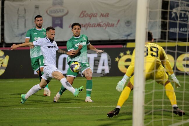 Лудогорец спечели три точки срещу Славия, Петър Станич се отличи с гол и асистенция