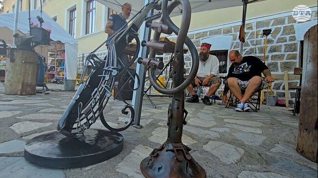 Скулптура на музикален инструмент, изработена от ковано желязо от майстори в Банско, бе продадена благотворително