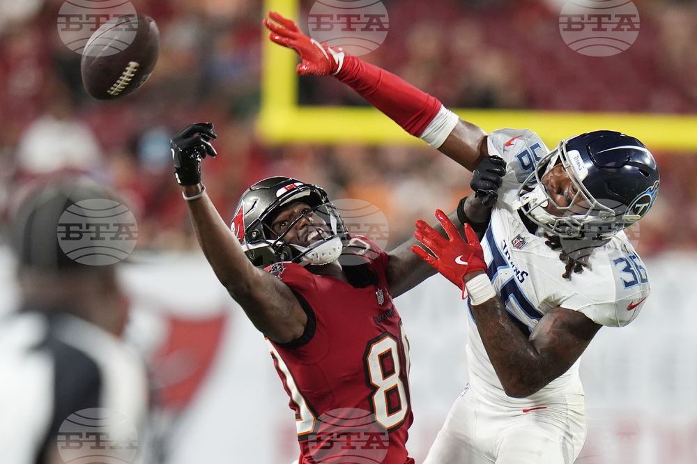 APTOPIX Titans Buccaneers Football