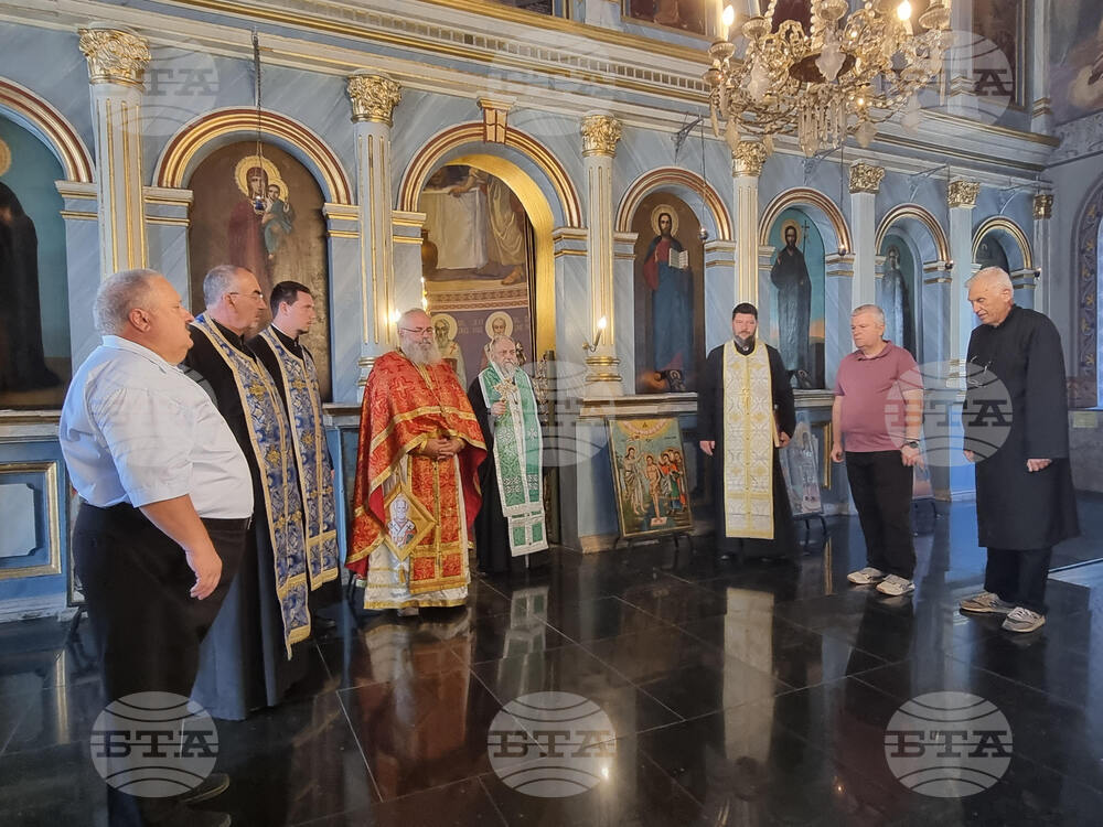 Миряни изпълниха плевенския храм „Света Параскева“ за неделното богослужение