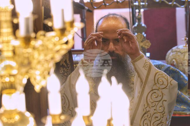 Непоклатимостта на вярата бе основна тема на неделните проповеди в страната