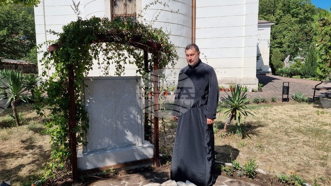 Врачанският храм „Св. св. Константин и Елена“ има вече каменна икона на двамата светци в двора си