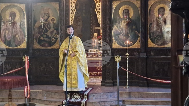 Постоянството във вярата ражда търпение, а то - други добродетели, каза отец Войден Божков в проповедта си в Троян