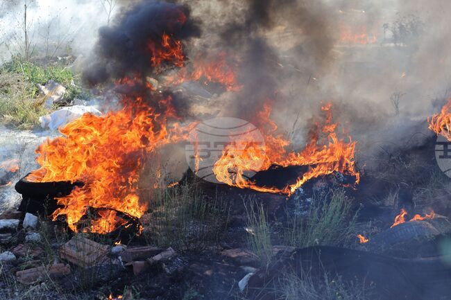 Пожар гори в кв. "Христо Ботев" в столицата, съобщиха от пожарната