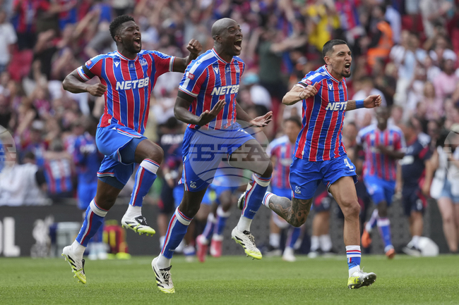 Футболният сезон в Англия започна със спечелена купа Къмюнити Шийлд от Кристъл Палас, който победи Ливърпул с дузпи