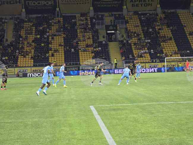 Локомотив (София) нанесе трета поредна загуба на Ботев (Пловдив) в Първа лига