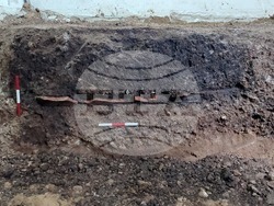 В процеса на строително-ремонтните дейности на Северната сграда на НХА е регистриран античен тегулен гроб. Снимка: НХА