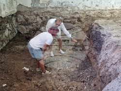 В процеса на строително-ремонтните дейности на Северната сграда на НХА е регистриран античен тегулен гроб. Снимка: НХА