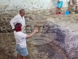 В процеса на строително-ремонтните дейности на Северната сграда на НХА е регистриран античен тегулен гроб. Снимка: НХА