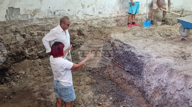 Античен тегулен гроб е открит при строително-ремонтните дейности на северната сграда на НХА