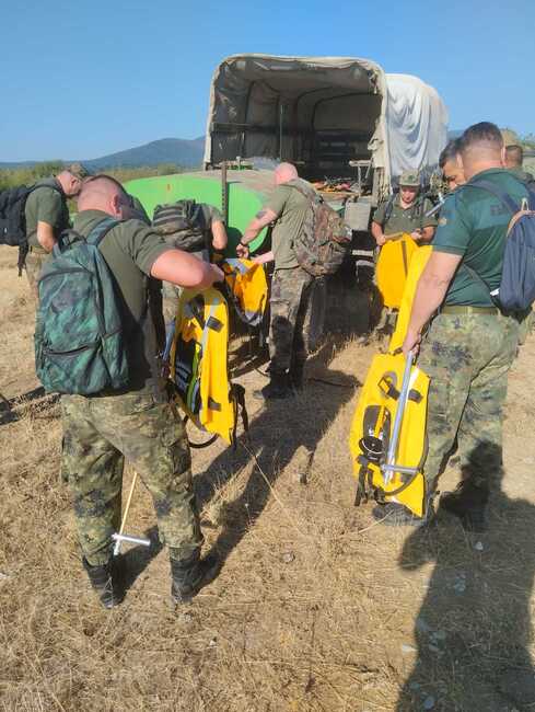 Над 40 военнослужещи помагат в борбата с пожарите в страната, хеликоптер "Кугър" се включи в гасенето в село Илинденци