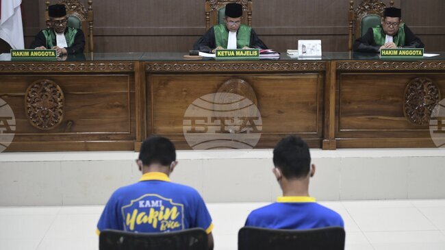 Индонезийски шариатски съд наложи присъда "публичен бой с пръчки" на двама мъже