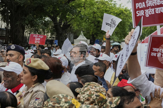 ПТИ: Полицията в Делхи задържа Рахул Ганди и още около 30 депутати от опозицията, опитали да влязат в централата на избирателната комисия без разрешение