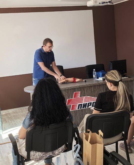 Приключи последната Лятна академия за родители "Първа помощ за малките герои" в "Пирогов" за 2025 година