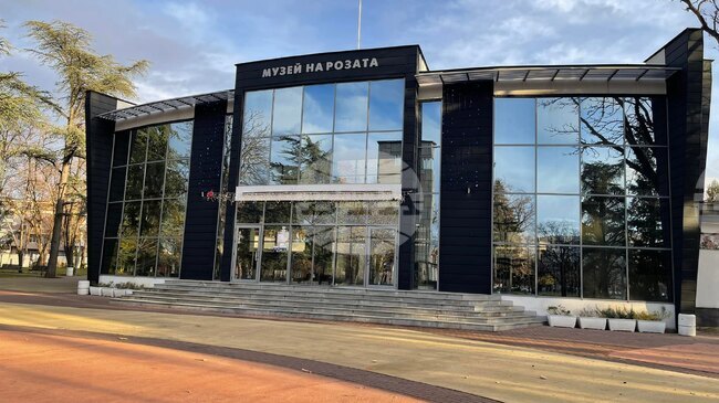 Инсталацията "Символът" на д-р Рафаела Рафаелова представя в Казанлък детайлни изследвания на традиционния български фолклорен костюм