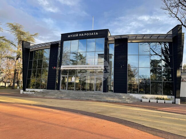 Инсталацията "Символът" на д-р Рафаела Рафаелова представя в Казанлък детайлни изследвания на традиционния български фолклорен костюм