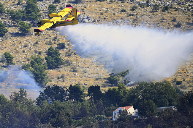 Хърватските пожарникари се борят с горски пожар на о. Брач