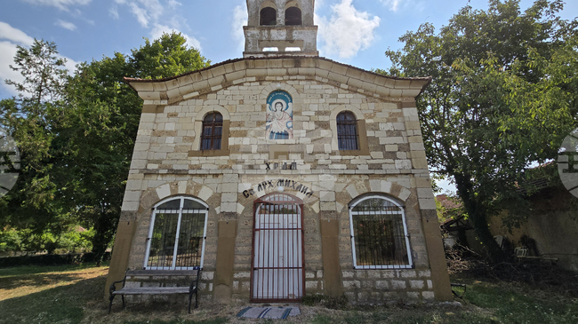 Православният храм „Св. Архангел Михаил” в летнишкото село Крушуна е съграден преди 135 години от разрушен манастир