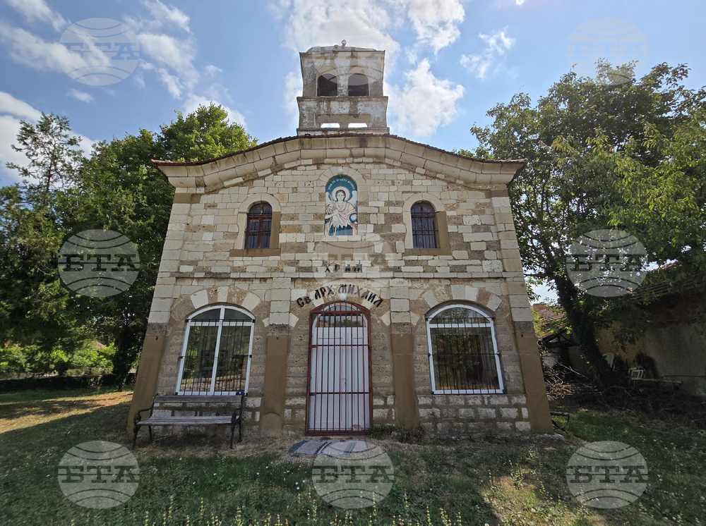 Православният храм „Св. Архангел Михаил” в летнишкото село Крушуна е съграден преди 135 години от разрушен манастир