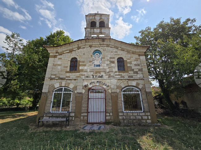 Православният храм „Св. Архангел Михаил” в летнишкото село Крушуна е съграден преди 135 години от разрушен манастир