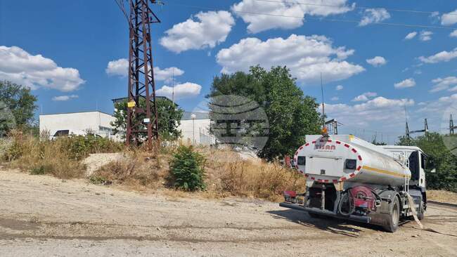 Горят сухи треви в кв. "Тракия" в Шумен, електрозахранването в района е спряно 