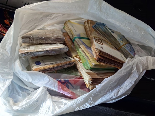 Районната прокуратура в Хасково разследва нелегален пренос на валута за над 100 хил. лева през митническия пункт "Капитан Андреево"