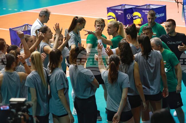 Националният отбор по волейбол за жени отпътува за участие на приятелски турнир в Китай